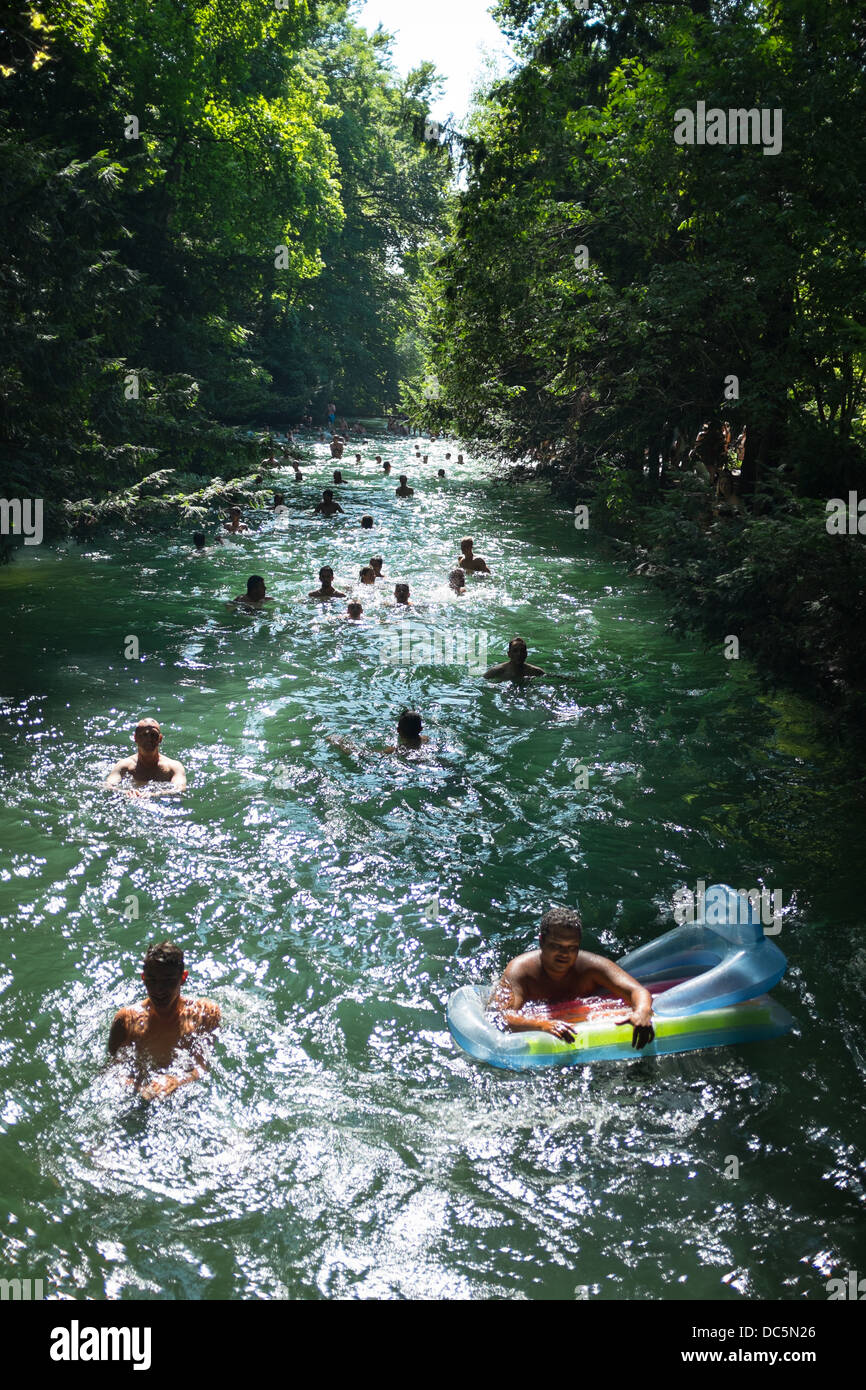 Persone nuotare nel fiume Eisbach, Monich, Baviera, Germania Foto Stock