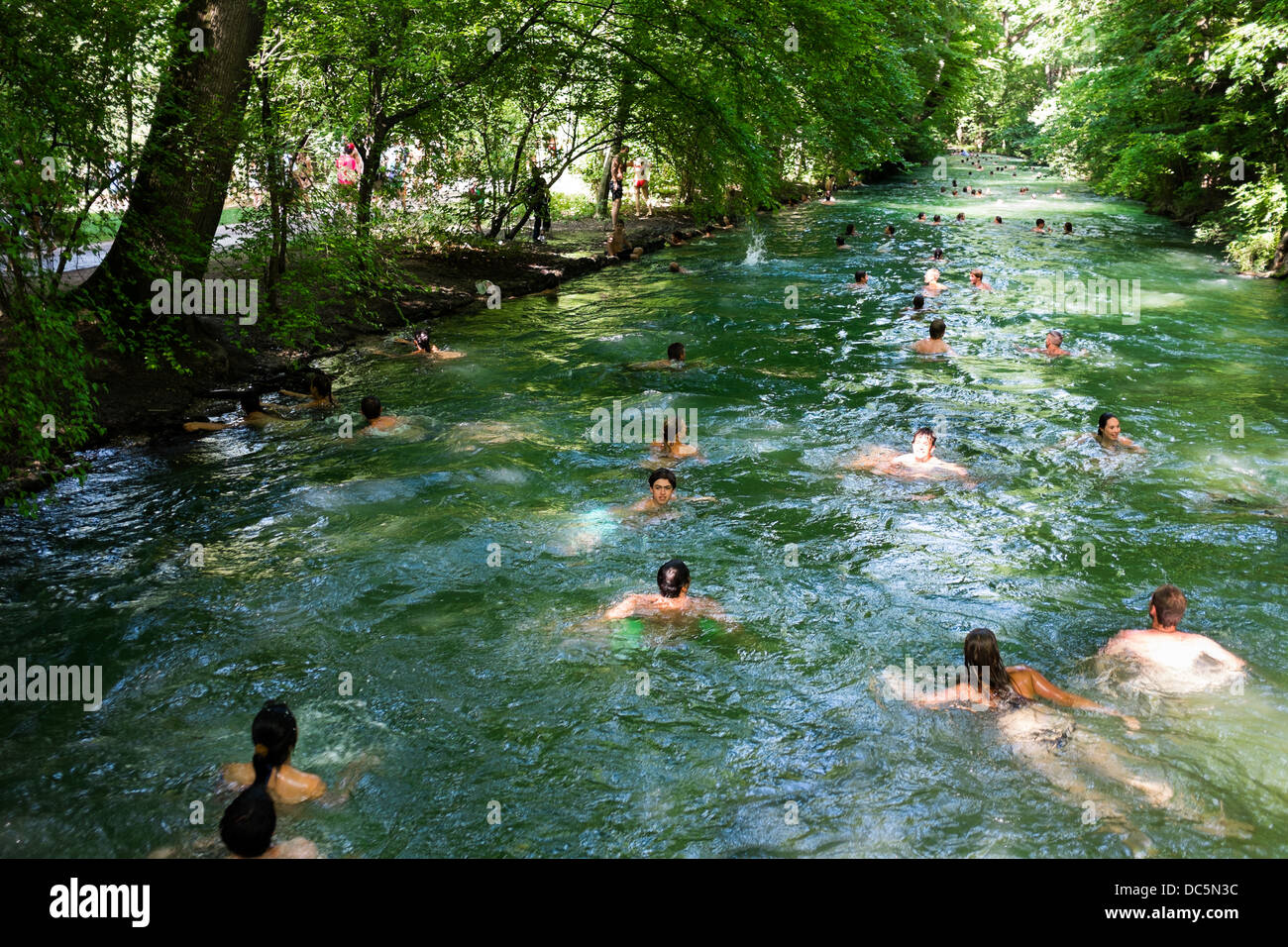 Persone nuotare nel fiume Eisbach, Monich, Baviera, Germania Foto Stock