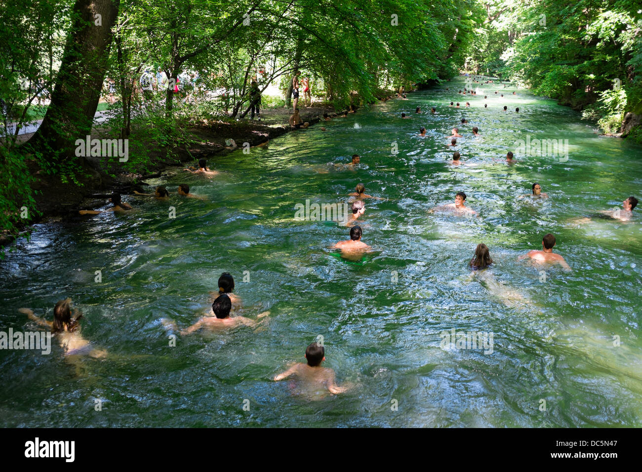 Persone nuotare nel fiume Eisbach, Monich, Baviera, Germania Foto Stock