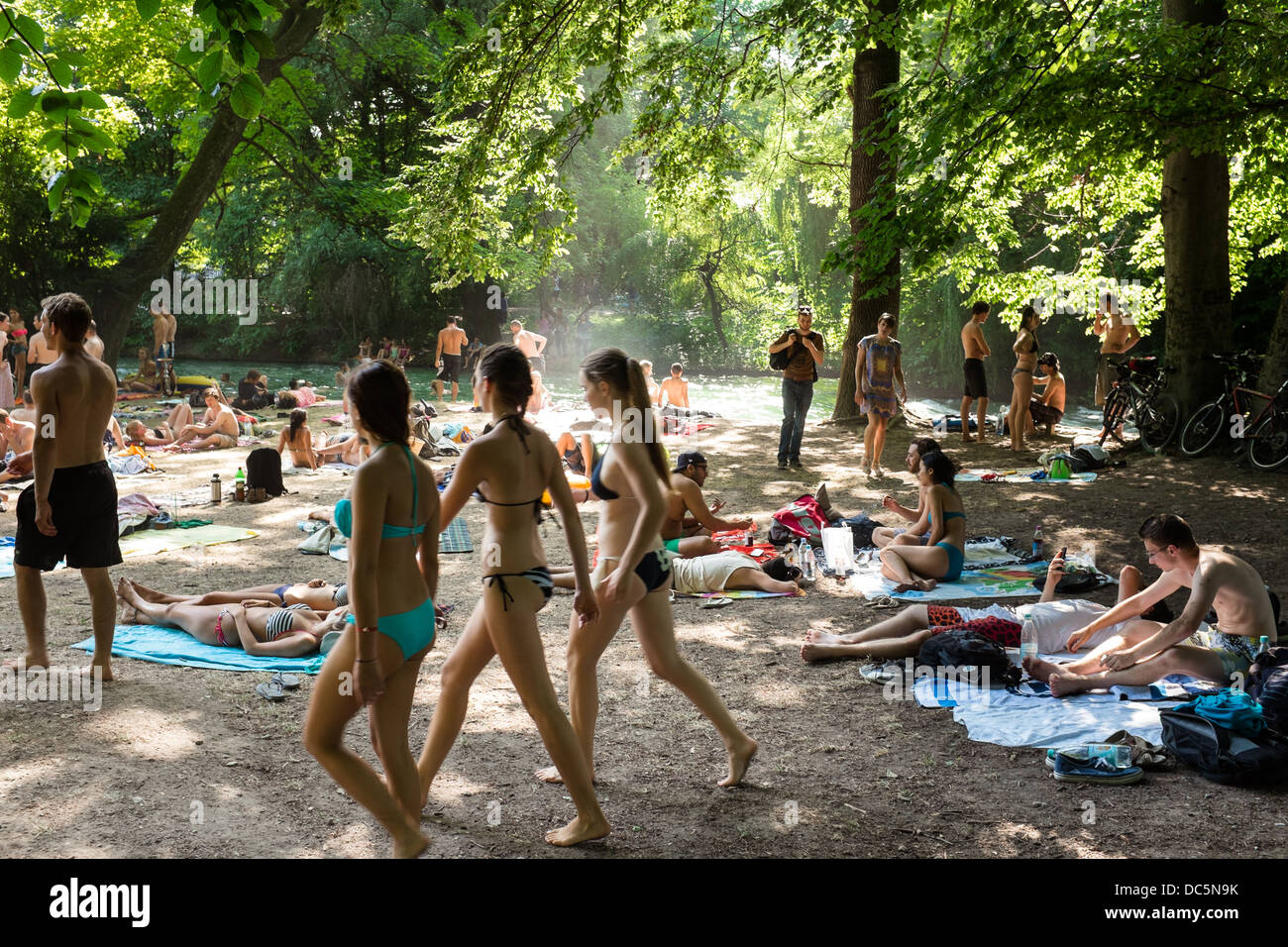 Giardino inglese a Monaco di Baviera in un caldo giorno d'estate, Germania Foto Stock