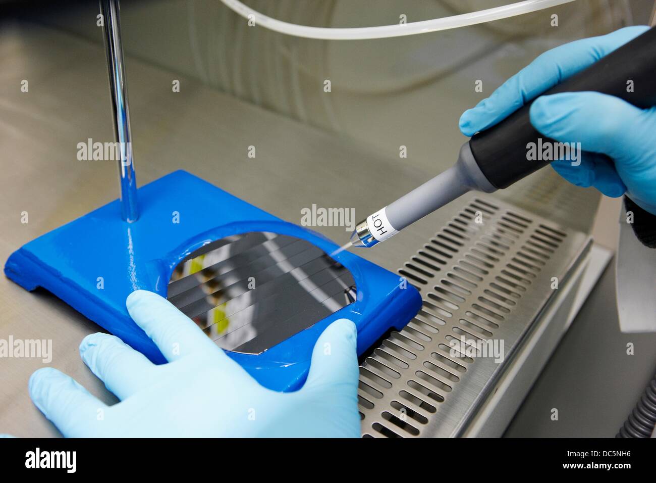 Pulizia di impurezze da un superficie di silicio utilizzando una penna al plasma, la preparazione dei campioni di laboratorio, microwelder, CIC nanoGUNE Foto Stock