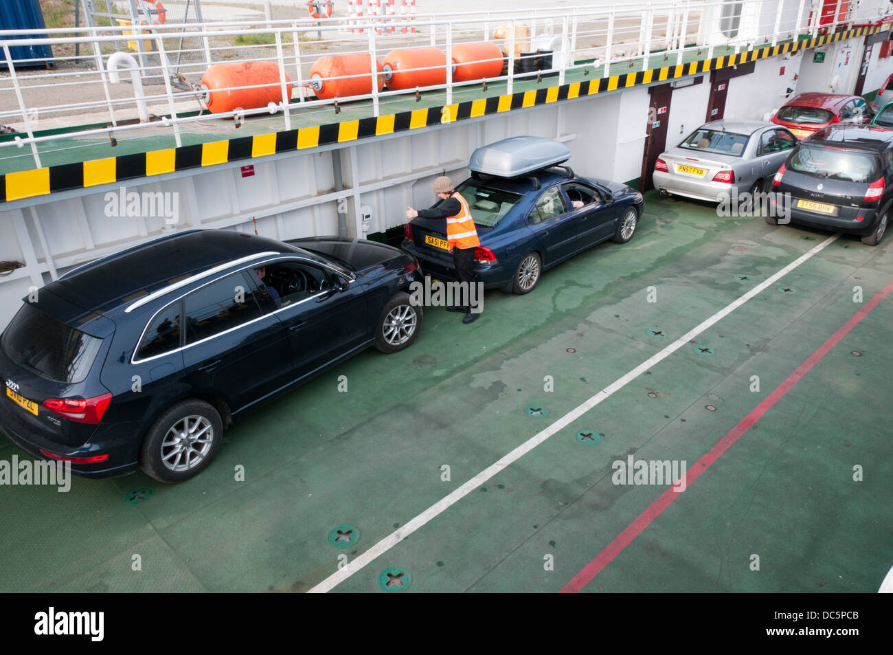 Membro di equipaggio auto guide in posizione sul ponte della MV testa Hoy traghetto tra Lyness su Hoy e Stromness, Orkney. Foto Stock