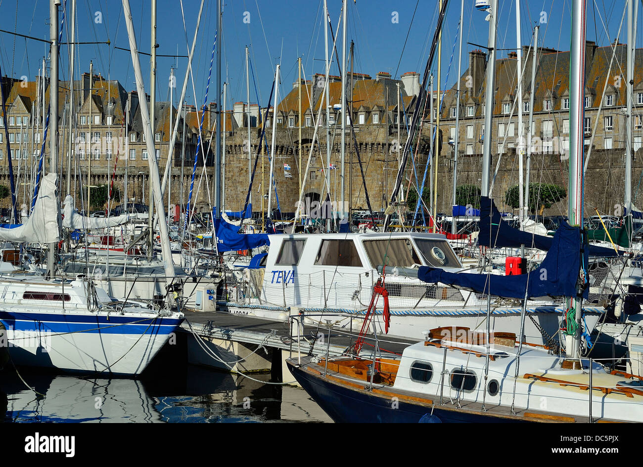Yacht nella marina di St Malo vicino a intra muros (Brittany, Francia). Foto Stock
