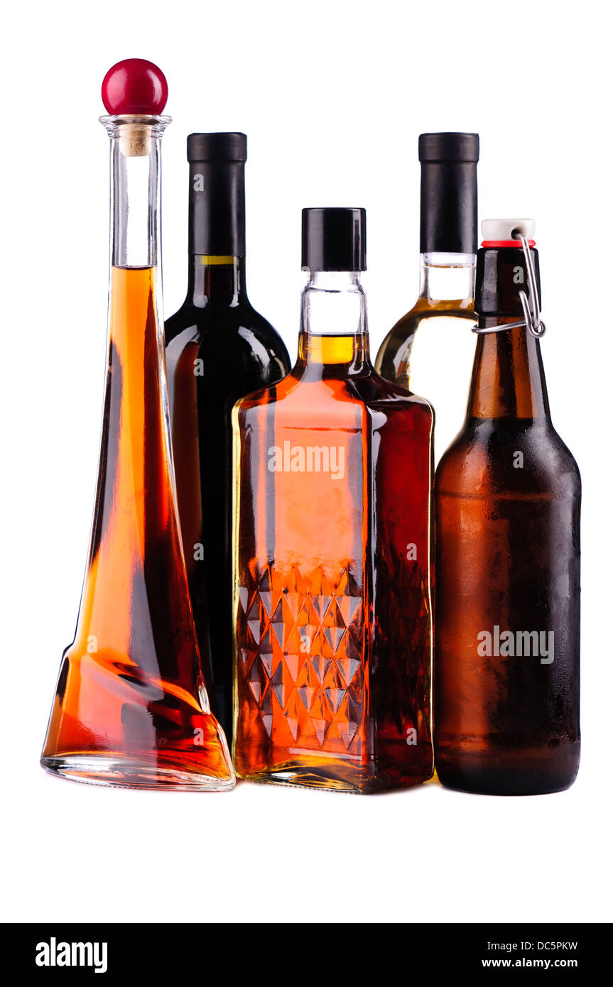 Diverse bottiglie di alcol isolato su uno sfondo bianco Foto Stock