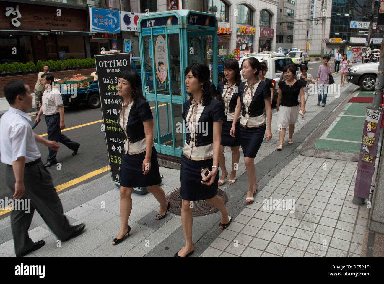 Un gruppo di dipendenti di sesso femminile che indossano uniformi di andare fuori a pranzo, Seoul business district, Seoul Sud Corea. Foto Stock