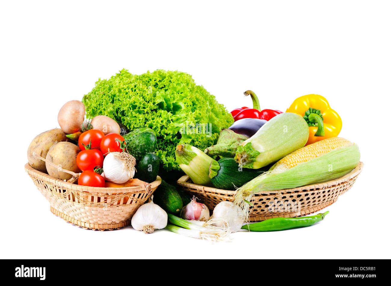 Fresche verdure organiche in un cestello isolato su uno sfondo bianco Foto Stock