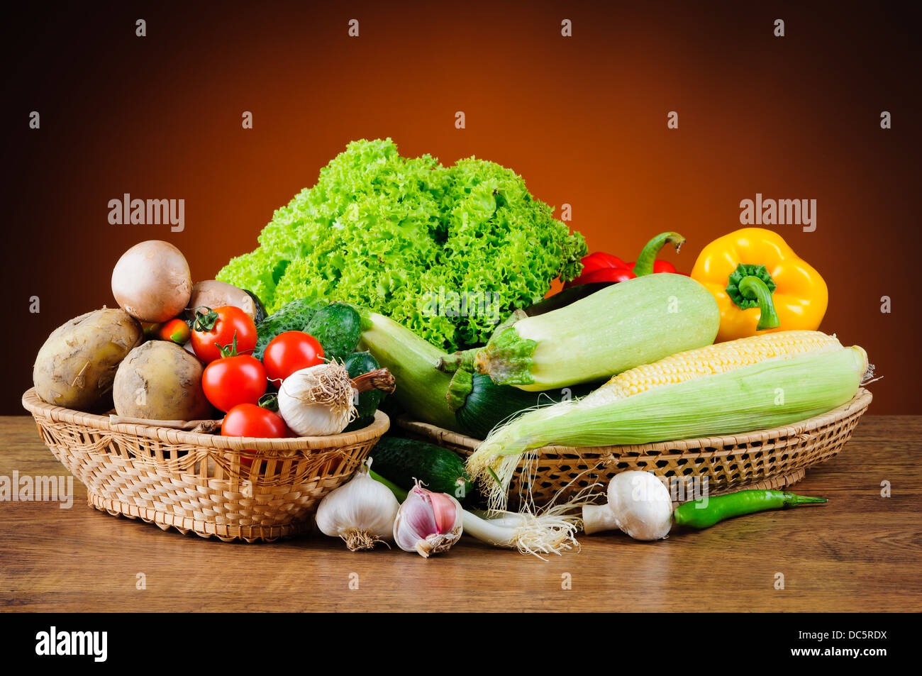 Ancora vita con fresche verdure organiche in un cestello Foto Stock