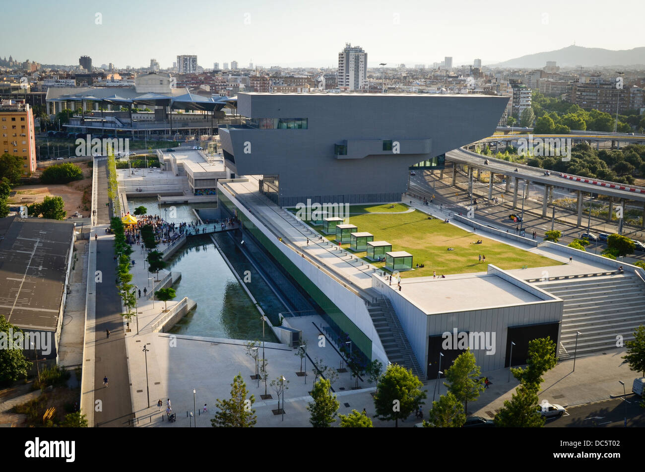 Paesaggio urbano. Plaça de les Glòries Catalanes con il Disseny Hub con sede a Barcellona. Barcellona, in Catalogna, Spagna. Foto Stock