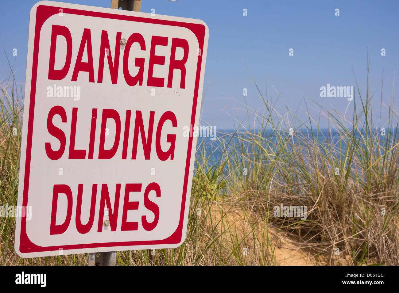 CAPE COD, Massachusetts, STATI UNITI D'AMERICA - Pericolo Dune scorrevole segno, a cresta bianca spiaggia vicino alla città di Wellfleet. Foto Stock
