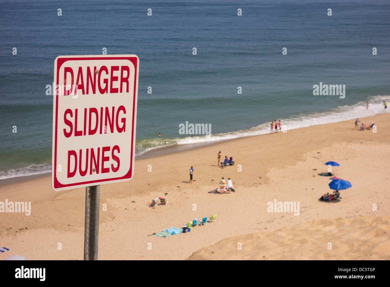 CAPE COD, Massachusetts, STATI UNITI D'AMERICA - Pericolo Dune scorrevole segno, a cresta bianca spiaggia vicino alla città di Wellfleet. Foto Stock