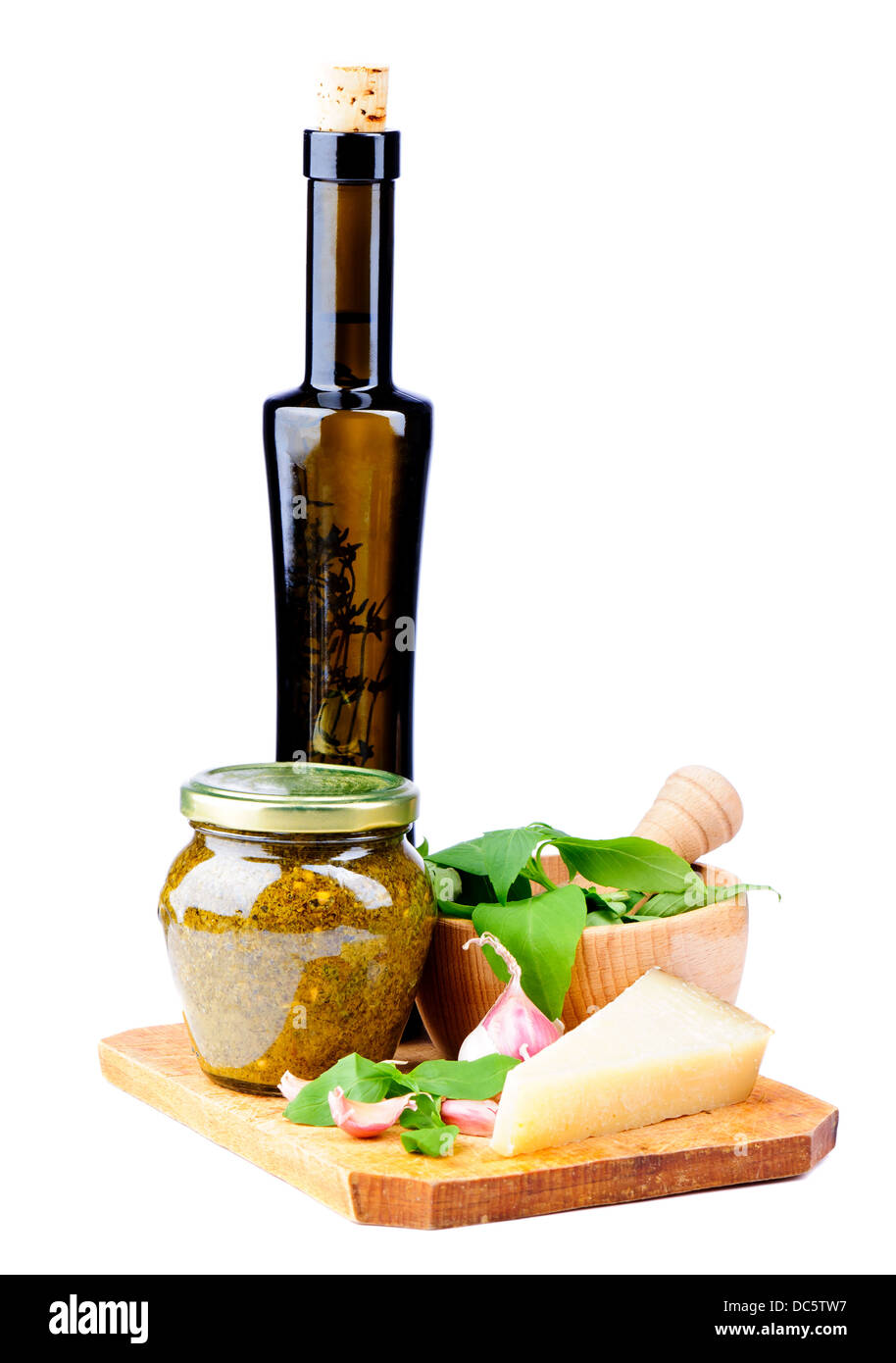 Pesto di basilico e gli ingredienti isolati su sfondo bianco Foto Stock