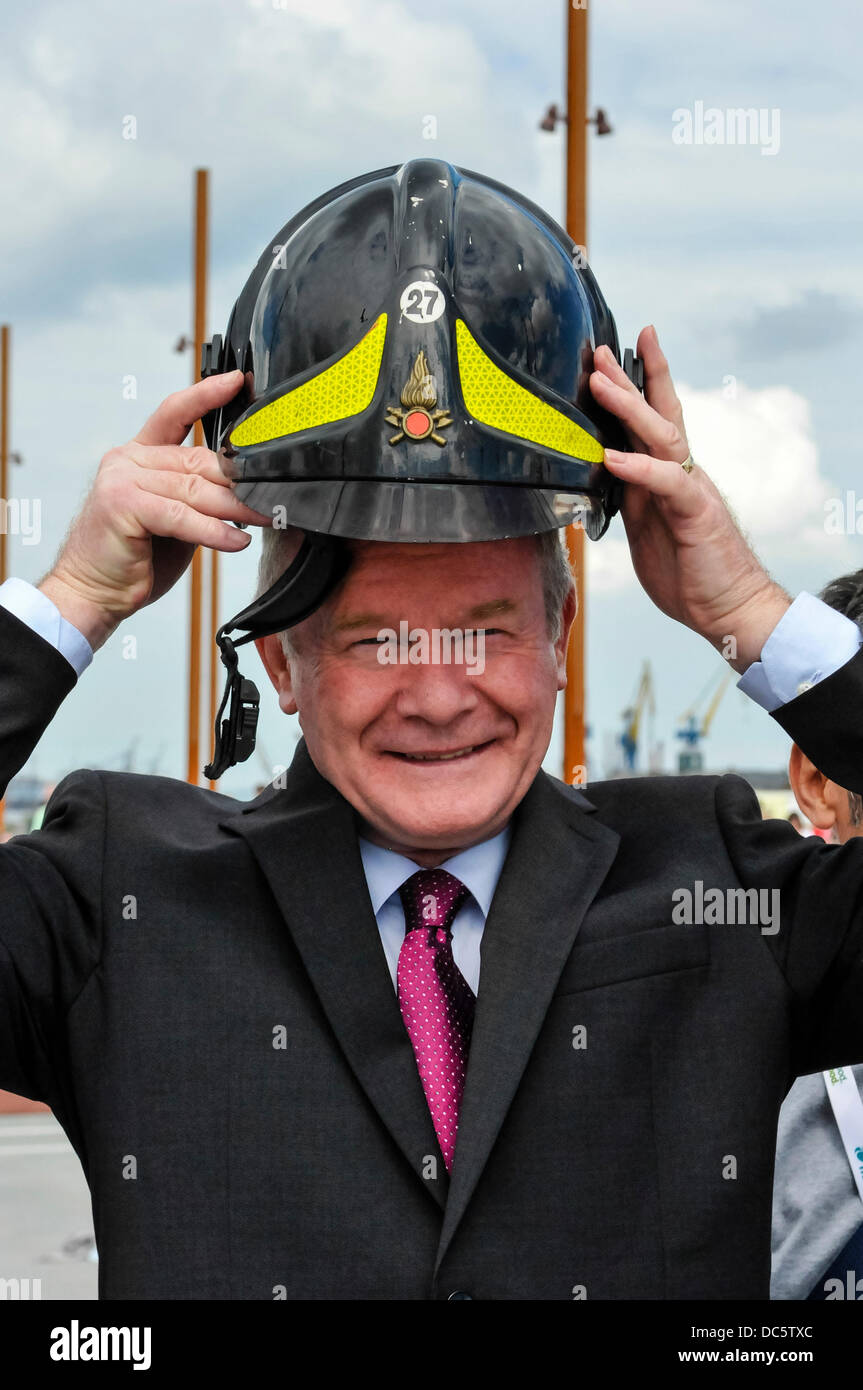 Belfast, Irlanda del Nord. 8 agosto 2013 - Il Vice Primo Ministro Martin McGuinness mette su un casco firemans come frequenta il mondo di polizia e dei vigili del fuoco di credito giochi: Stephen Barnes/Alamy Live News Foto Stock