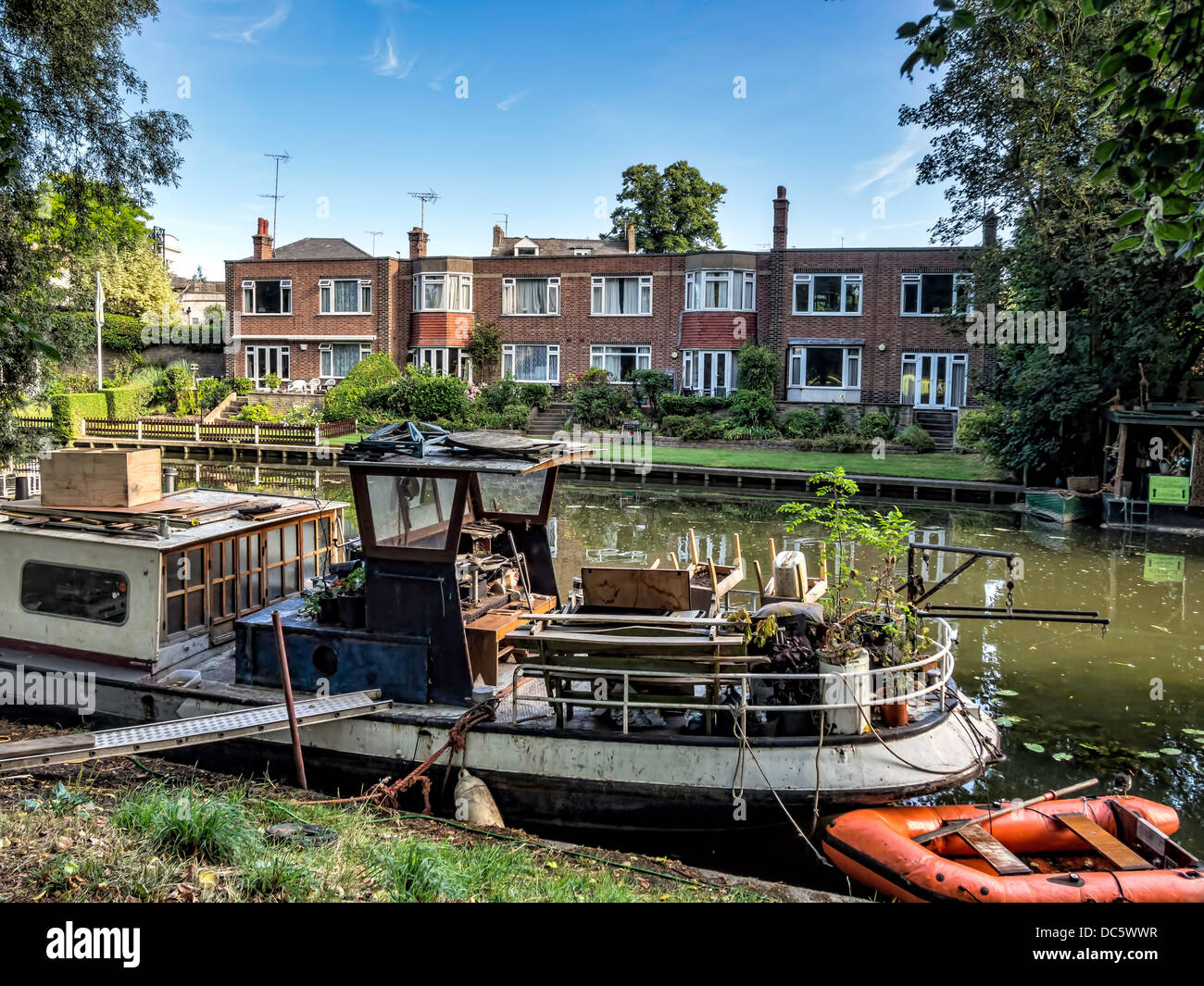 Stretto chiatta barca sotto il verde degli alberi a Cambridge nel Regno Unito Foto Stock