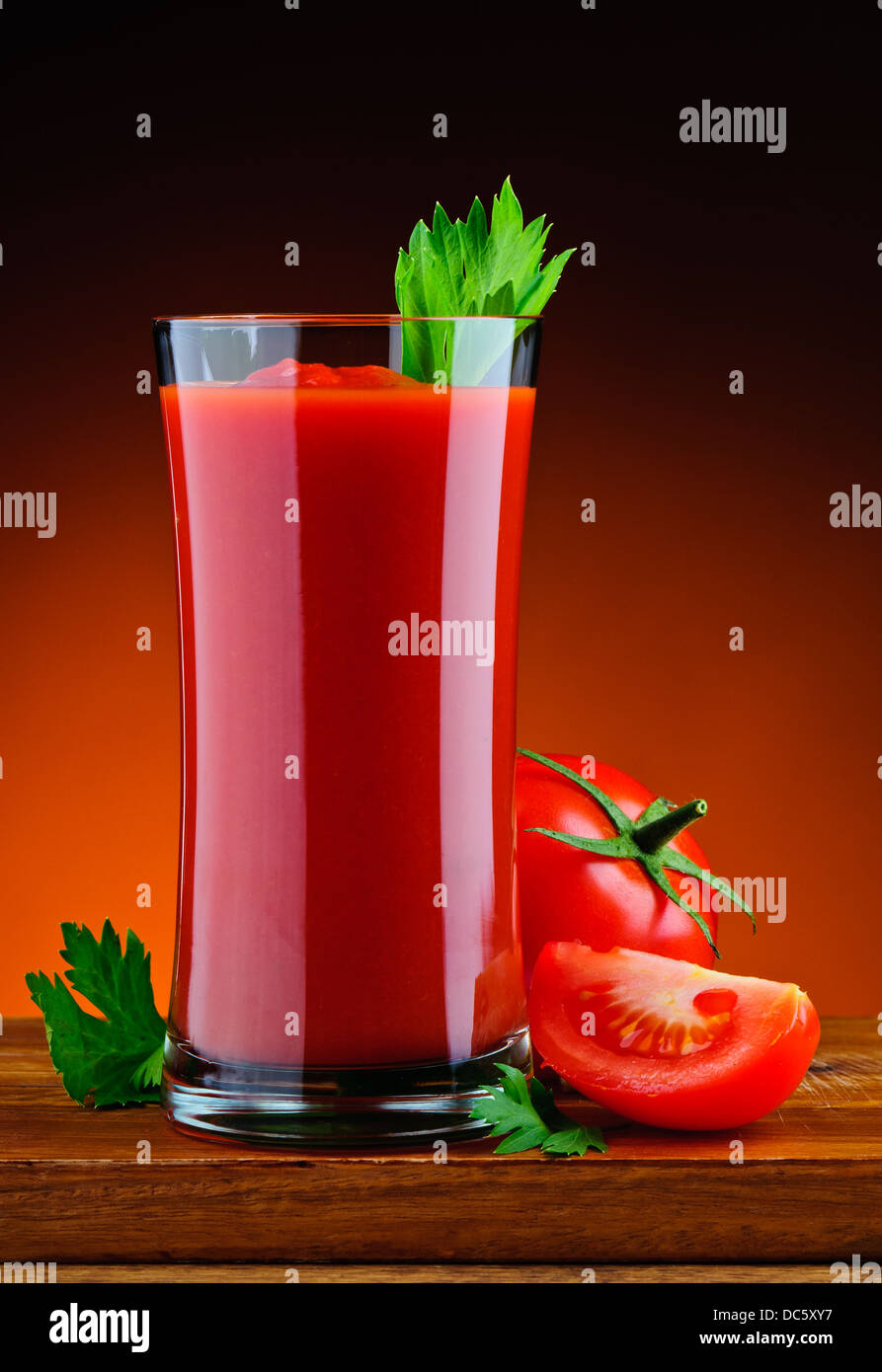 Bicchiere di pomodoro fresco e succo di pomodoro a fette con prezzemolo Foto Stock