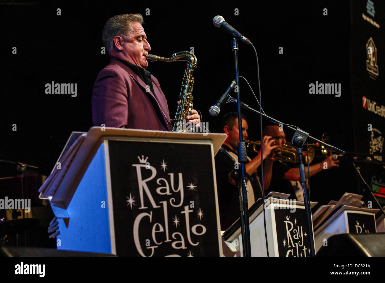 Senigallia, Italia. 8 agosto, 2013. Estate Jamboree 6° giorno [Festival Internazionale 60's revival Rock & Roll] RAY GEALTO & giganti (UK) effettuando al palco principale nel Foro Annonario, Senigallia, Italia il Ago 08, 2013. Credito: Valerio Agolino/Alamy Live News Foto Stock