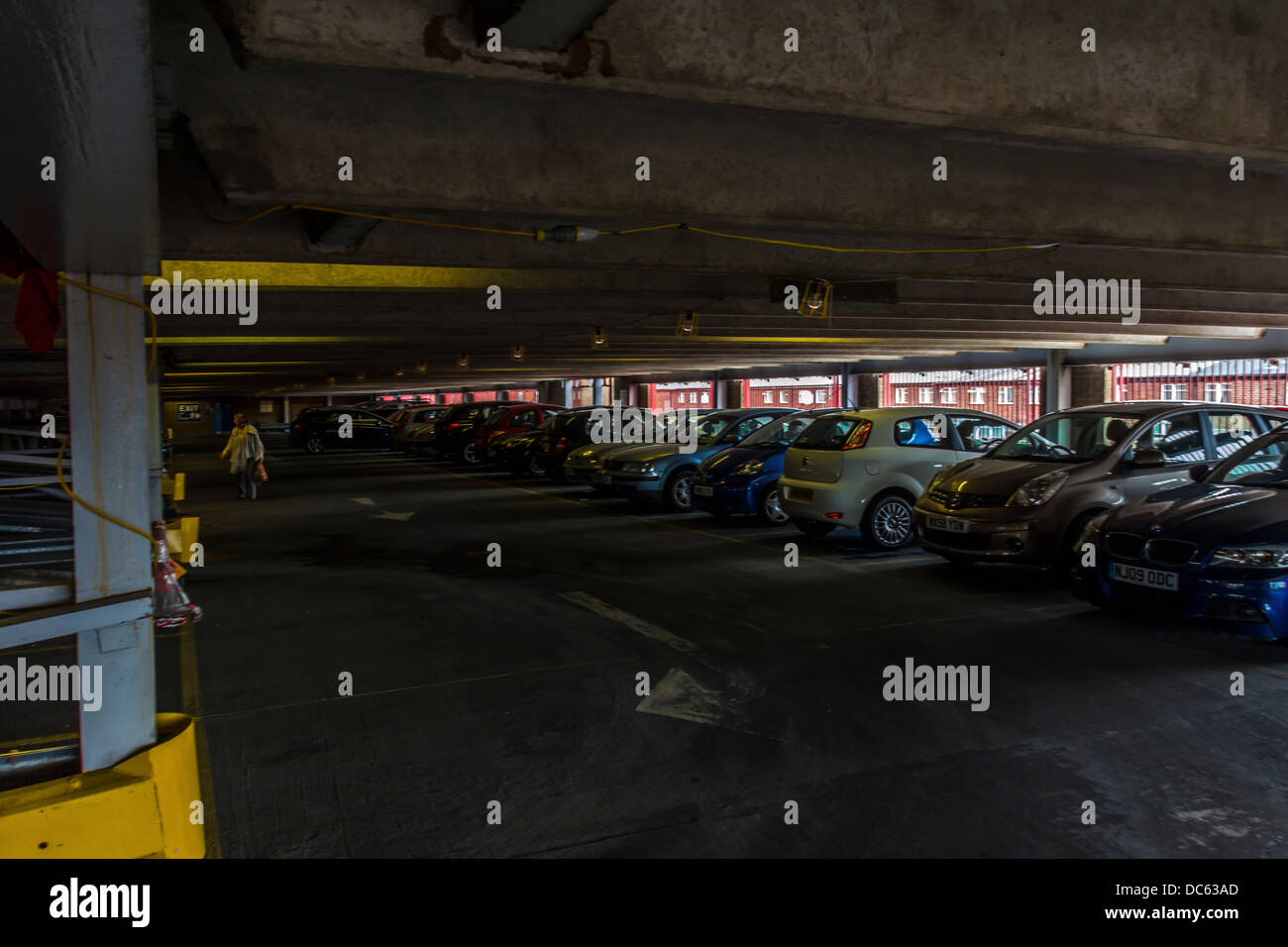 Multi - piani di parcheggio auto con auto Foto Stock