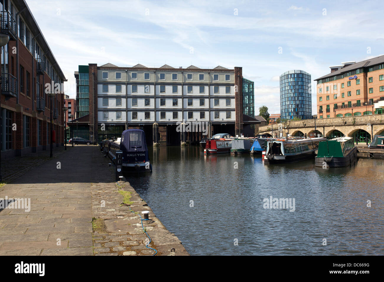 Victoria Quays è un grande bacino del canale a Sheffield, in Inghilterra. Foto Stock Victoria Quays è un grande bacino del canale a Sheffield, in Inghilterra. Foto Stock