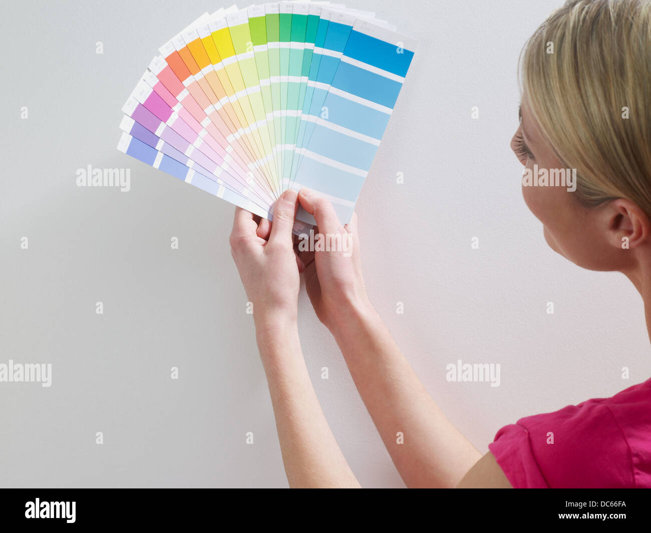 Woma holding vernice grafici a colori Foto Stock