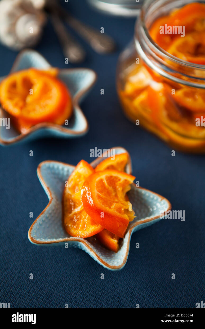 Marmellata di arancia sul piatto blu e blu profondo la tovaglia Foto Stock