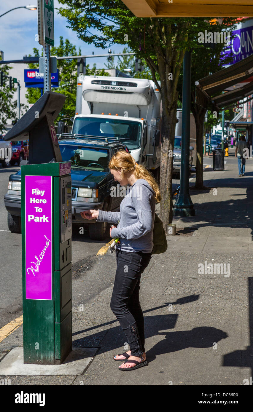 Le giovani donne di pagare per il parcheggio nel centro di Olympia, Washington, Stati Uniti d'America Foto Stock