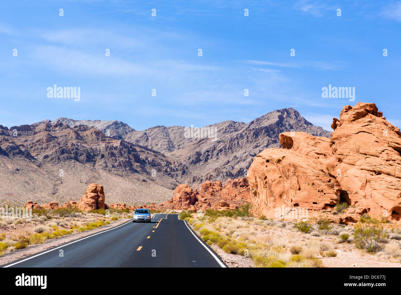 Auto sulla strada attraverso la Valle del Fuoco del parco statale, a nord di Las Vegas, Nevada, STATI UNITI D'AMERICA Foto Stock