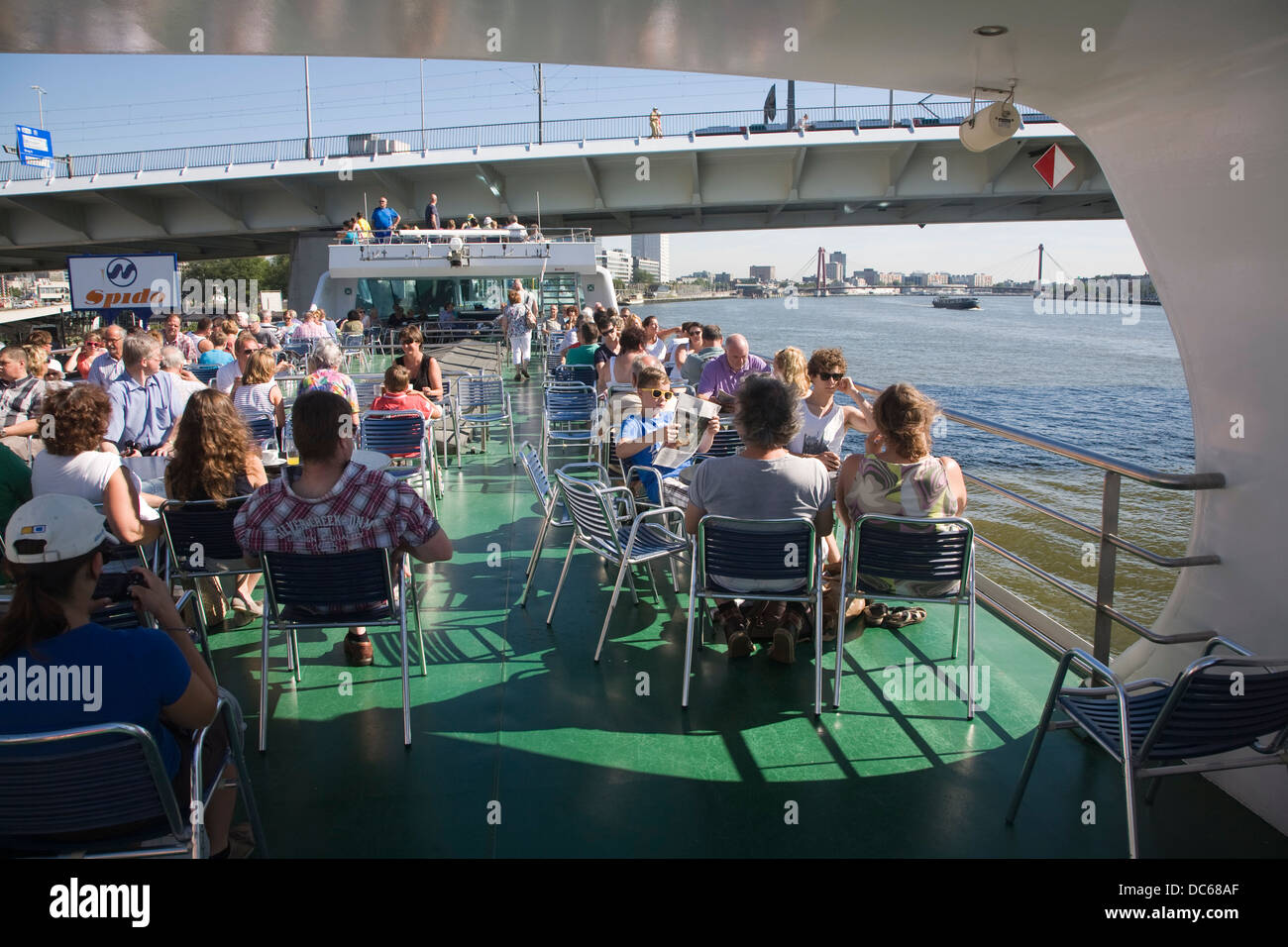 I passeggeri sul ponte godendo il sole su Spido gita in barca Rotterdam Paesi Bassi Foto Stock