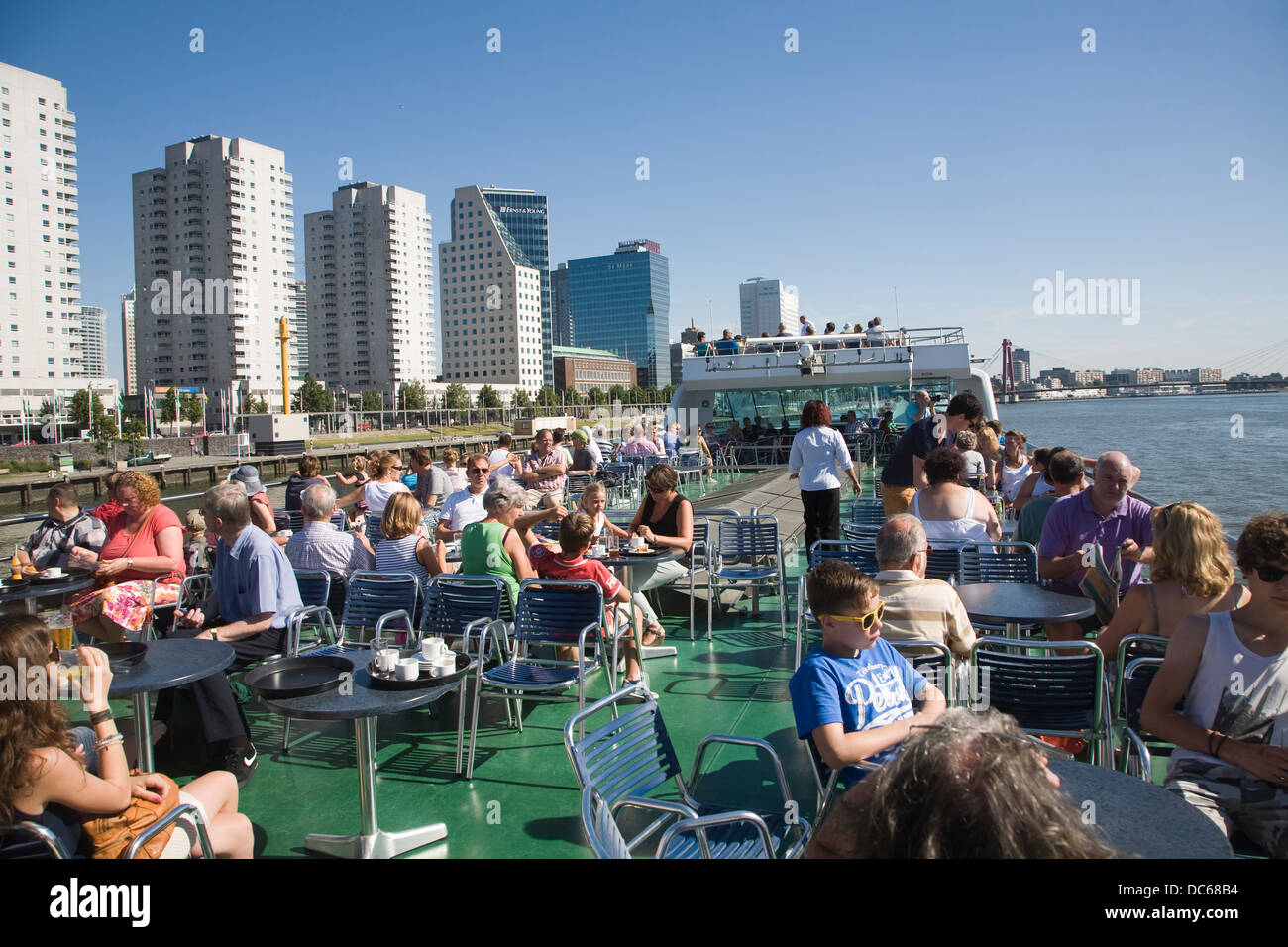I passeggeri sul ponte godendo il sole su Spido gita in barca Rotterdam Paesi Bassi Foto Stock