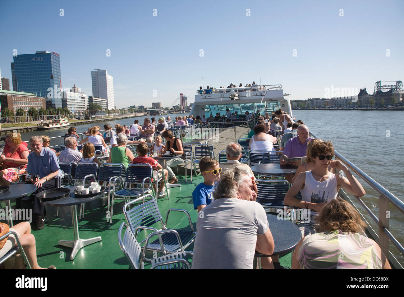 I passeggeri sul ponte godendo il sole su Spido gita in barca Rotterdam Paesi Bassi Foto Stock
