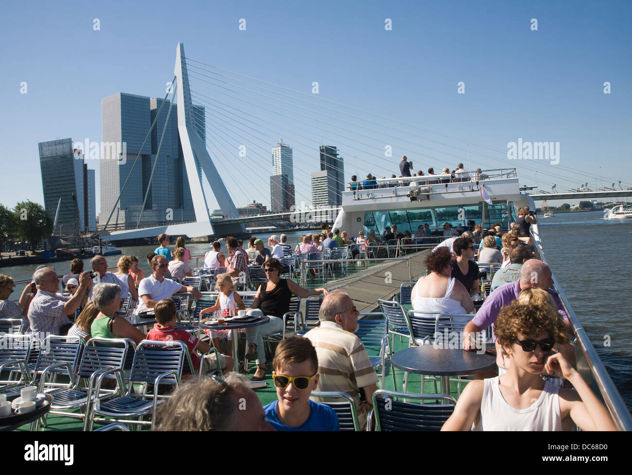 I passeggeri sul ponte godendo il sole su Spido gita in barca Rotterdam Paesi Bassi Foto Stock