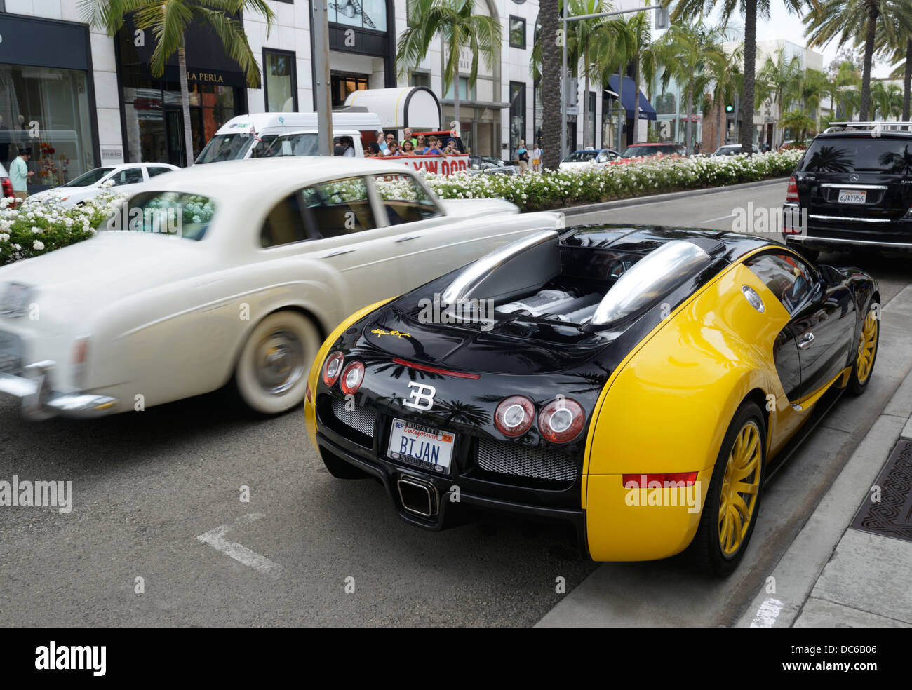 Bugatti Veyron e Rolls Royce su Rodeo Drive, Beverly Hills, CA Foto Stock