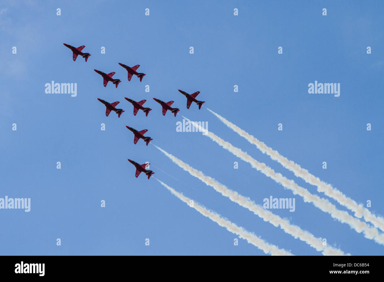 Bristol, Regno Unito. 09Aug, 2013. Le frecce rosse eseguire a Bristol International Balloon Fiesta F16 Formazione contro il cielo blu Credito: Rob Hawkins/Alamy Live News Foto Stock