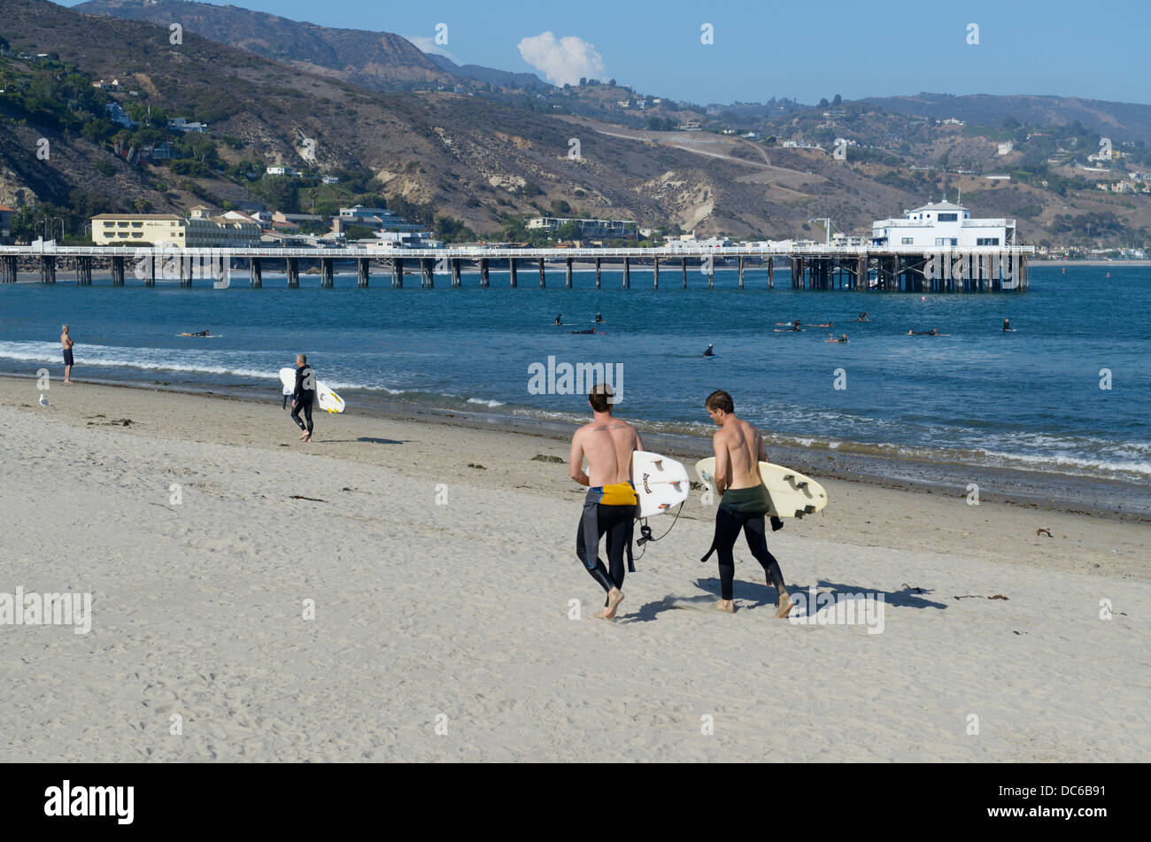 Gli uomini a piedi con tavole da surf, Surfrider Beach, Malibu, CA Foto Stock