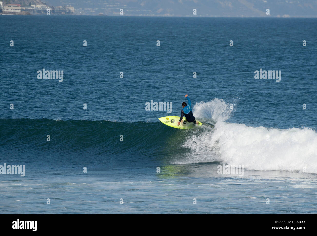 Lone surfer a cavallo di un onda, Surfrider Beach, Malibu, CA Foto Stock