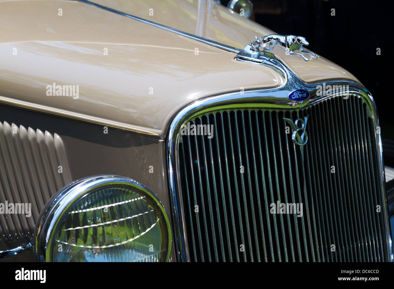 Vista frontale primo piano di un bellissimo edificio restaurato di recente 1932 Ford V8 Foto Stock