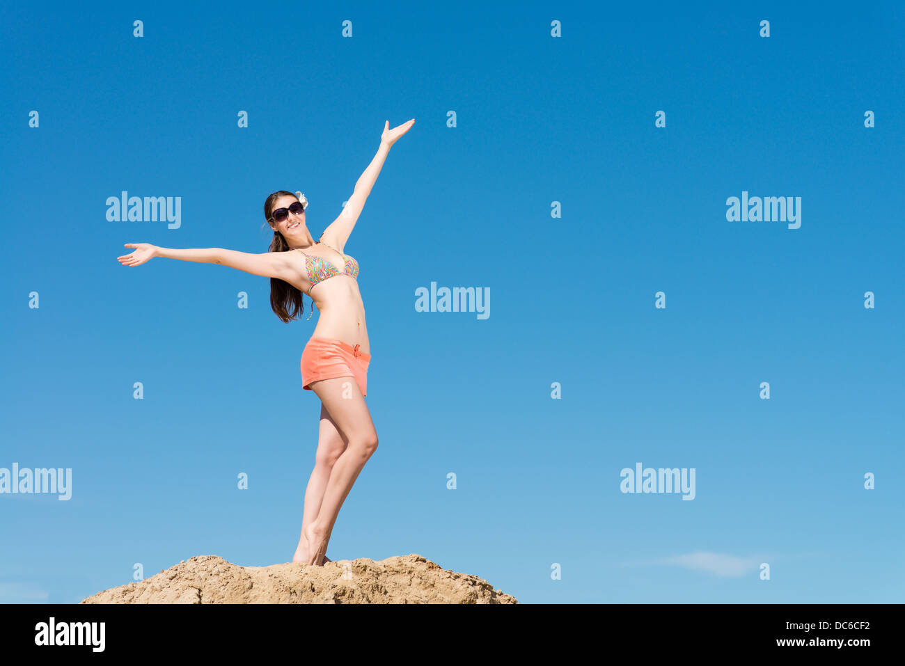 Bella donna di diffondere le sue braccia Foto Stock