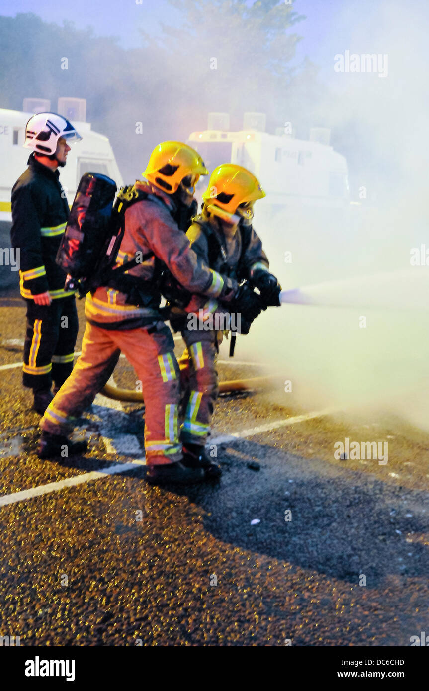 Belfast, Irlanda del Nord. 9 agosto 2013 - NIFRS estinguere un incendio utilizzando il credito di schiuma: Stephen Barnes/Alamy Live News Foto Stock