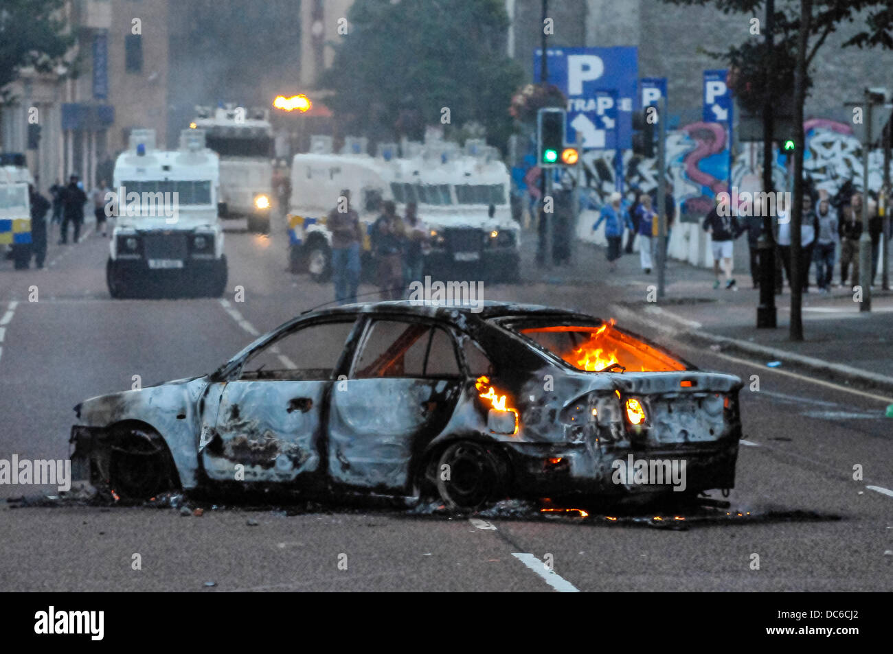 Belfast, Irlanda del Nord. 9 agosto 2013 - un auto in fiamme nel mezzo di una strada dopo la sommossa a Belfast Credit: stephen Barnes/Alamy Live News Foto Stock
