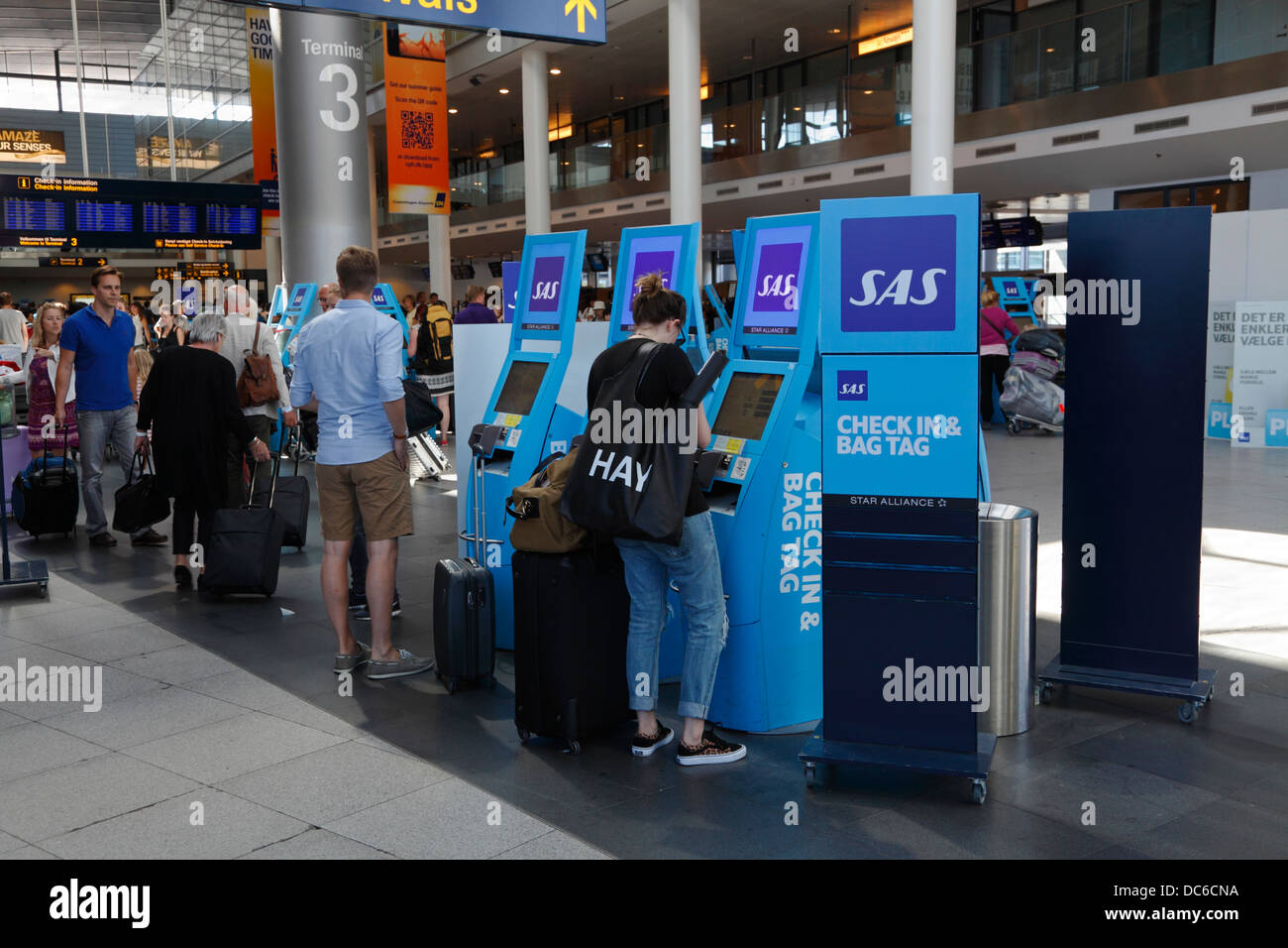 Il Check in e il sacchetto tag self service chioschi all'Aeroporto di Copenhagen, CPH, a Kastrup, Danimarca. Foto Stock