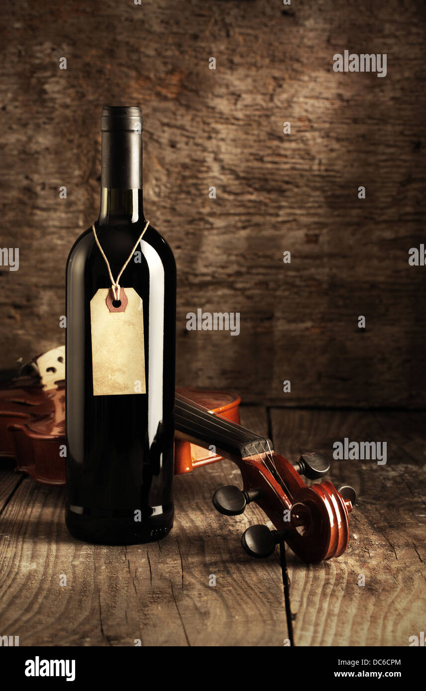 Vino rosso bottiglia e violino Foto Stock