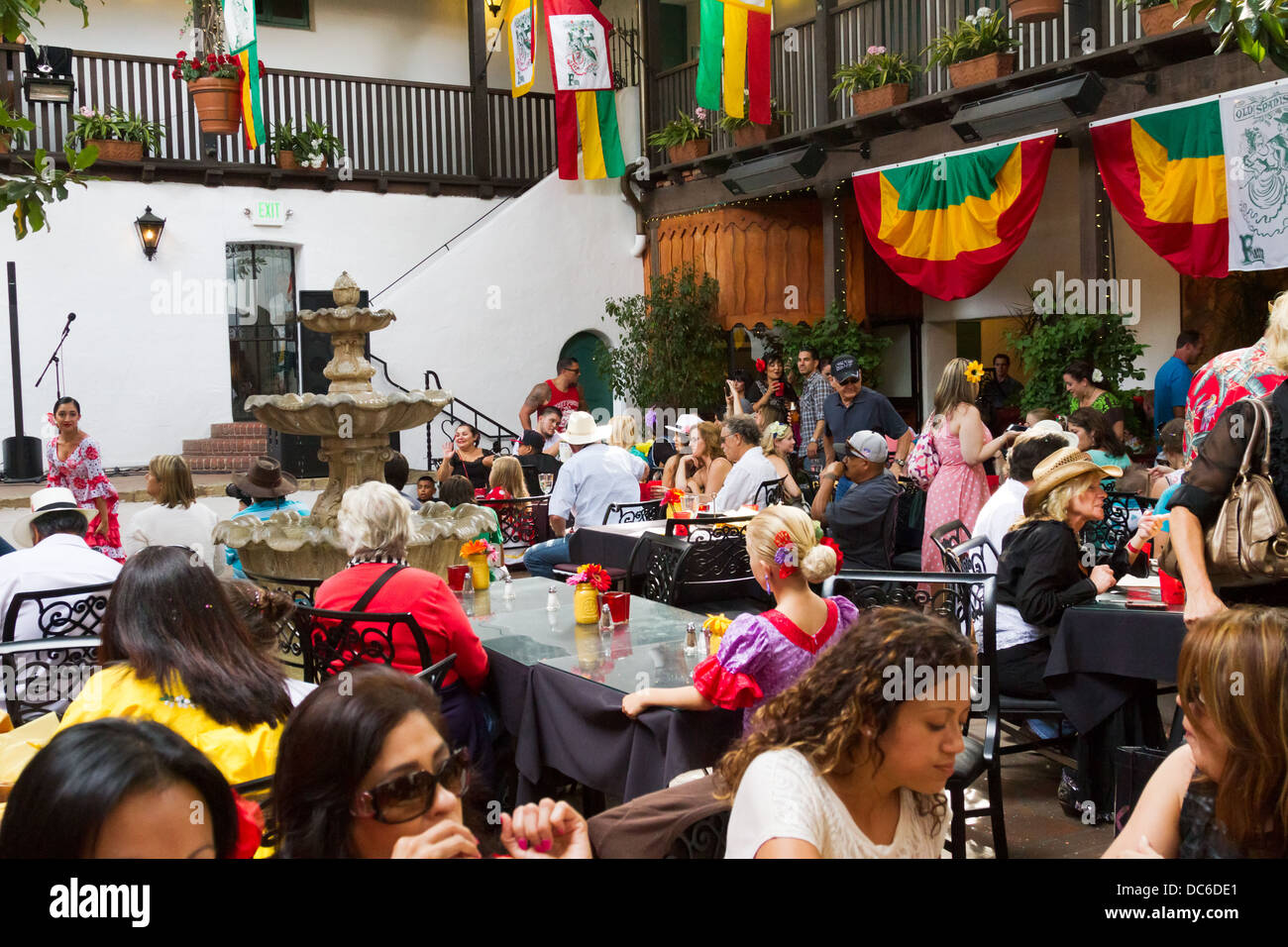 Una folla di persone che godono il Flamenco spagnolo balli in un ristorante cortile durante un messicano fiesta. Foto Stock