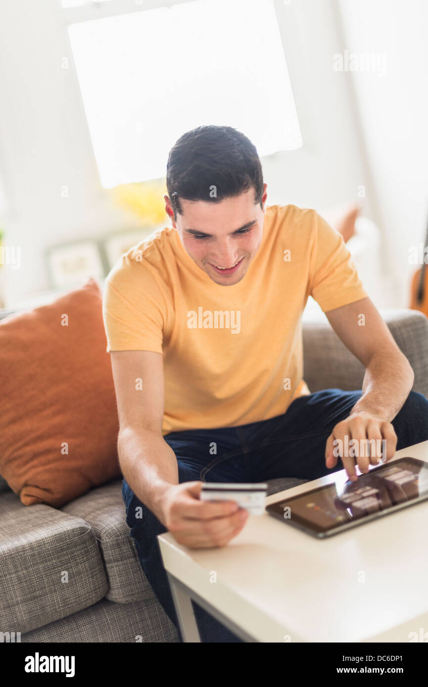 L uomo lo shopping online Foto Stock