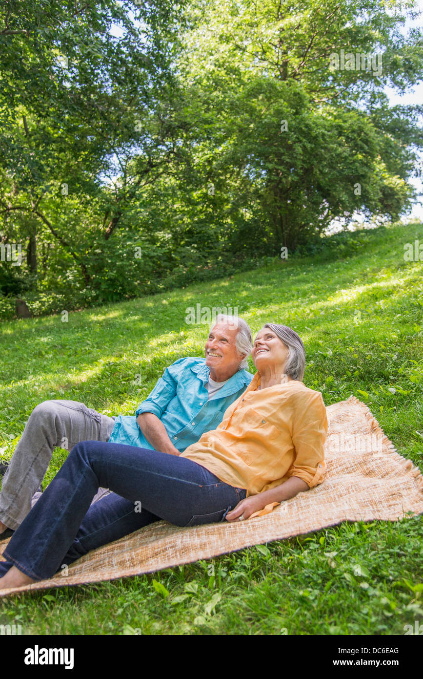 Stati Uniti d'America, New York New York City Central Park, coppia Senior relax nel parco Foto Stock