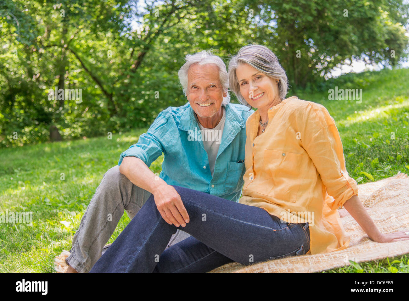 Stati Uniti d'America, New York New York City Central Park, coppia Senior relax nel parco Foto Stock