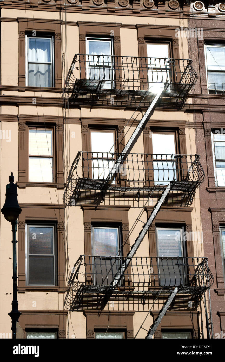New York City Apartments con fire escape. Foto Stock