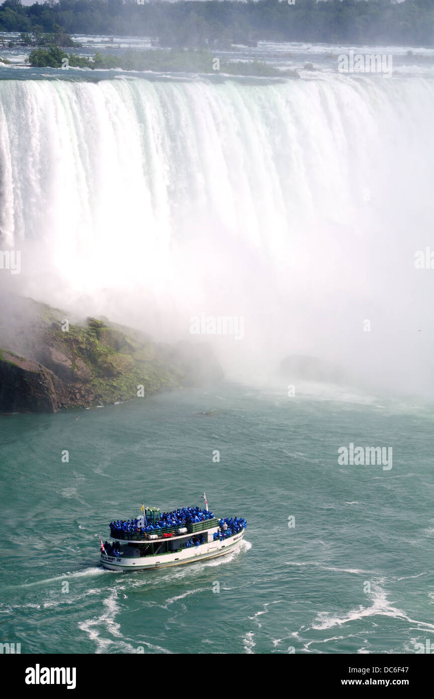 Cascate del Niagara dal lato Canadese che mostra la barca, la Domestica della Foschia. Foto Stock