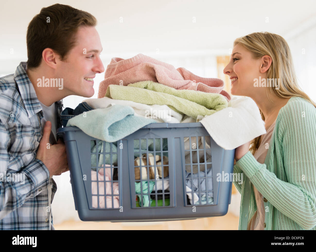Giovane facendo servizio lavanderia Foto Stock