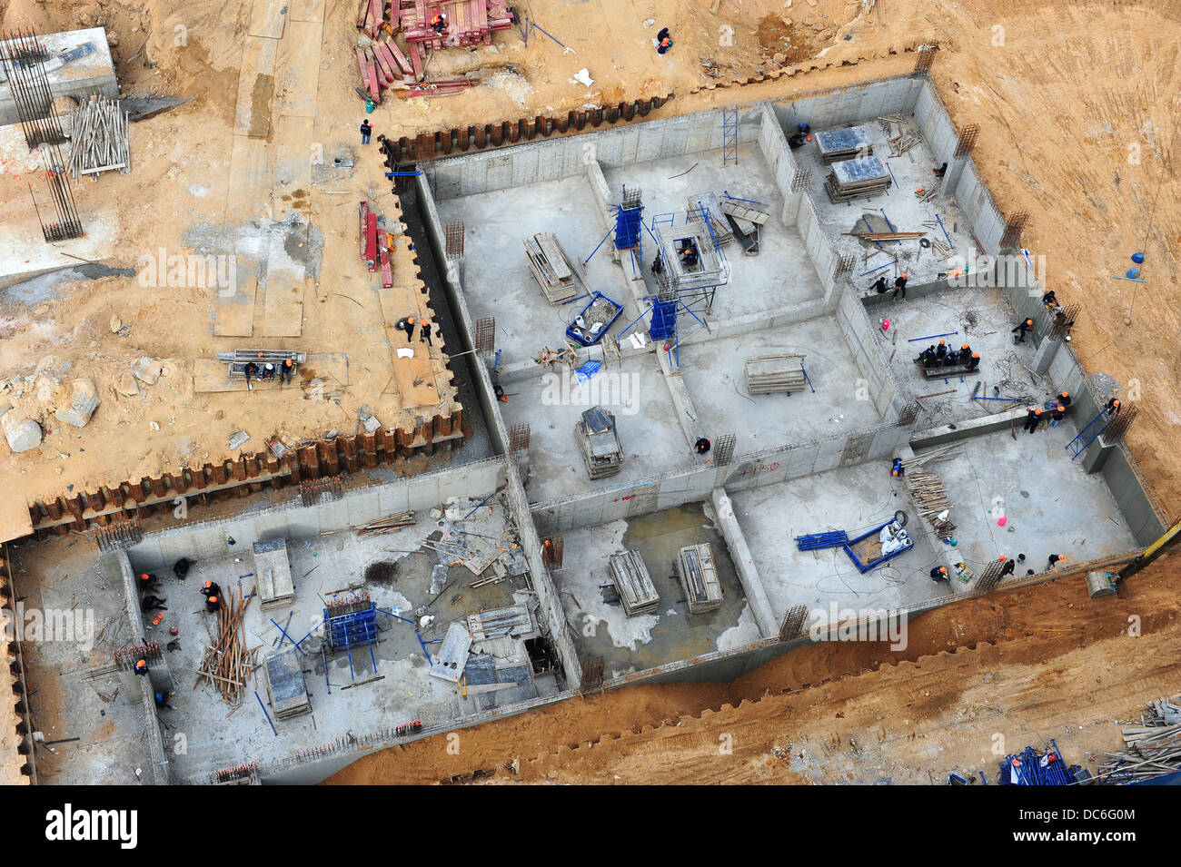 Lavoratore manuale al sito in costruzione Foto Stock