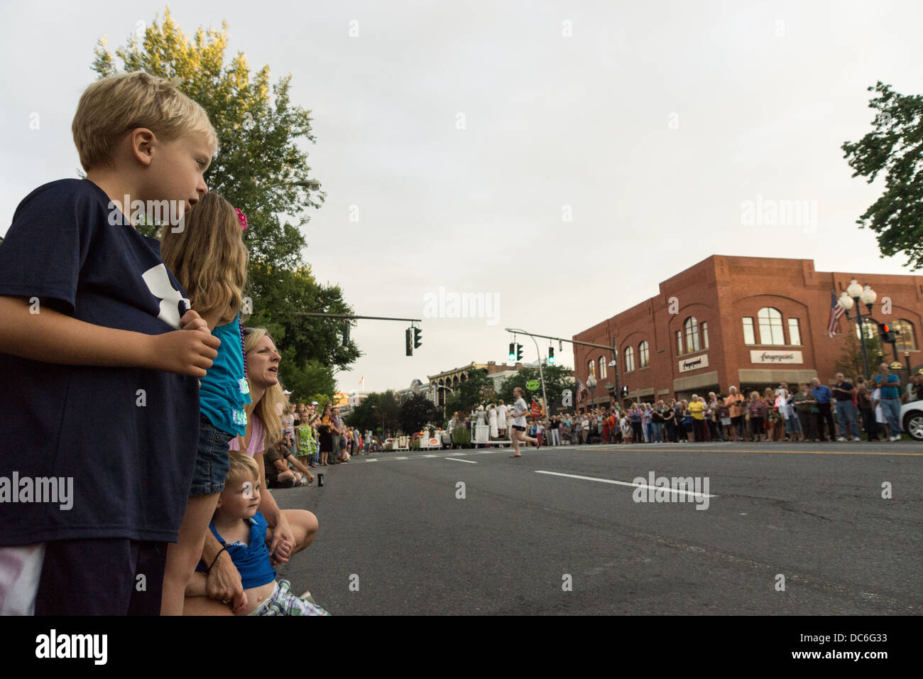 Agosto 2, 2013, Saratoga Springs, NY. Comparse linea fino a Broadway per l'annuale "floral fete promenade". Foto Stock