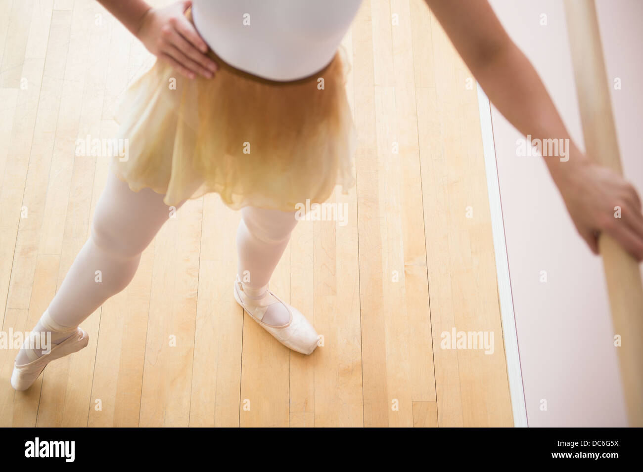 Ritratto di adolescenti (16-17) ballerina in piedi in posizione di balletto a barre Foto Stock
