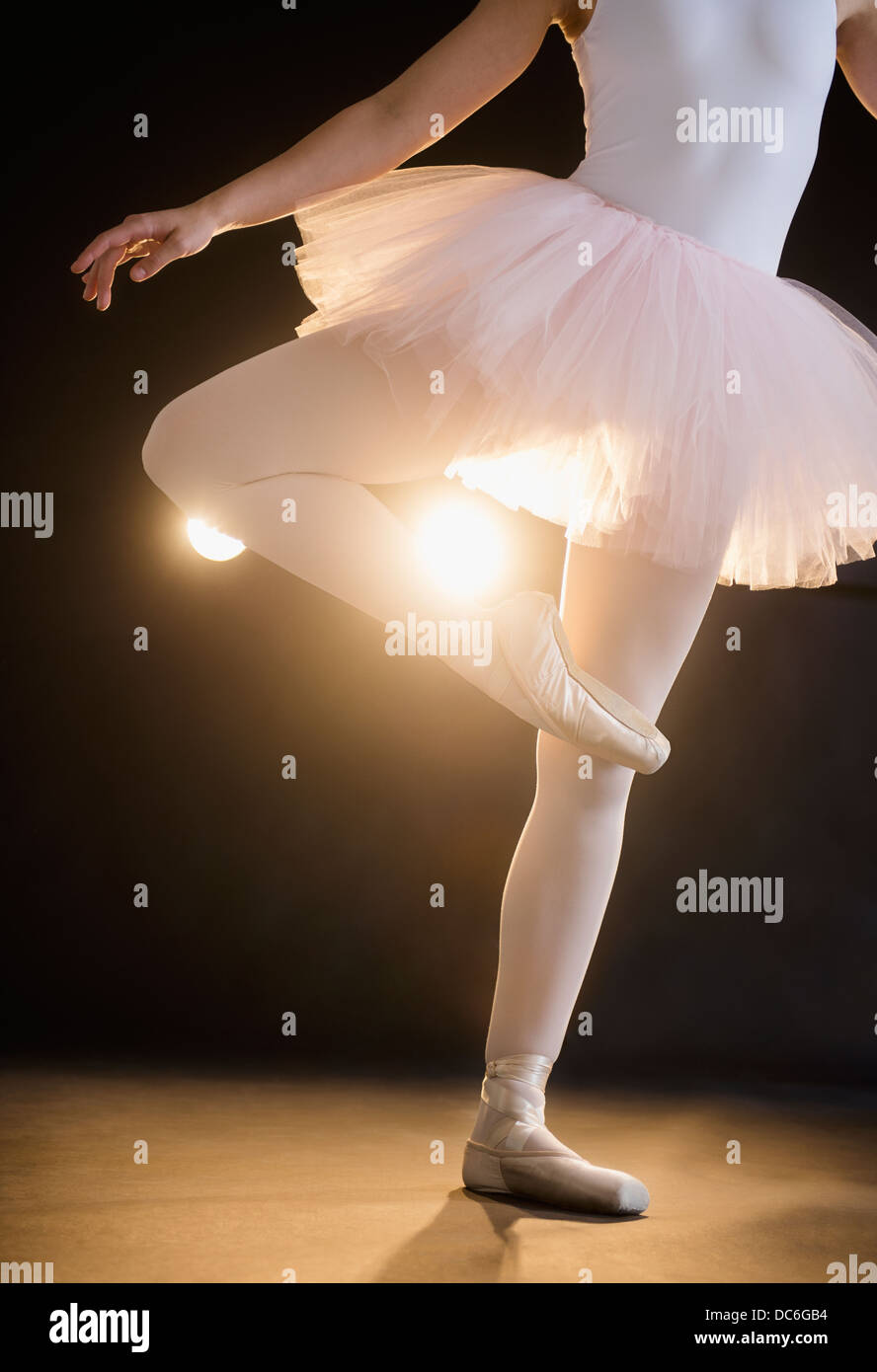 Teenage (16-17) la ballerina sul palco in piedi su una gamba Foto stock -  Alamy